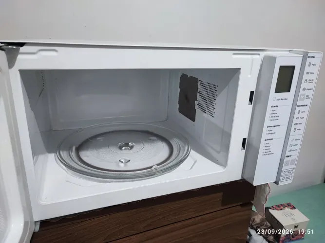 Microondas Brastemp 32 litros modelo BMS45C BANA está no estado de novo