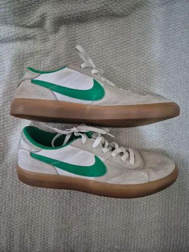 Tênis Nike SB branco camurça