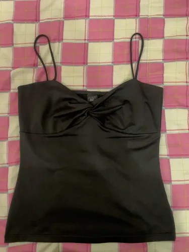 Regatinha preta leve e elegante