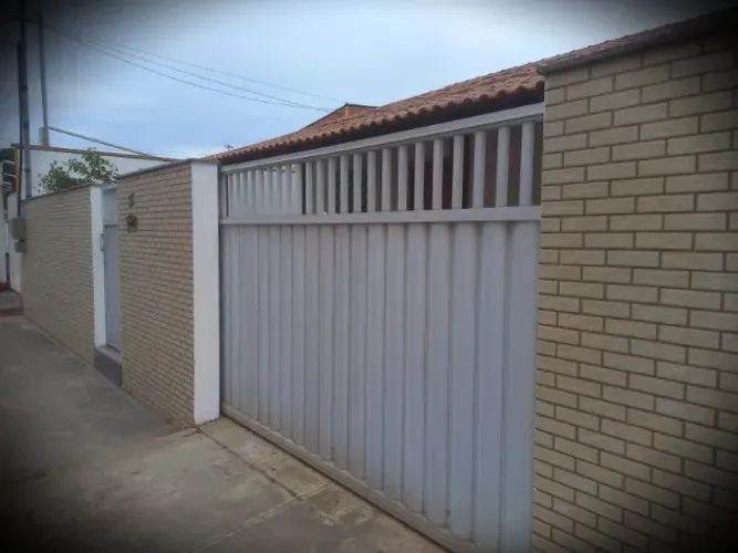 Araçás, 3qtos, sol da manhã, quintal plano, varanda, garagem espaçosa, portão eletrônico