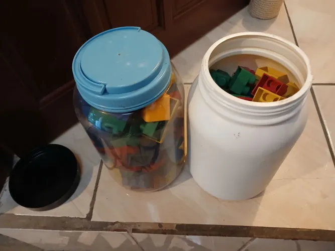 Dois potes de lego umas 100 peças 