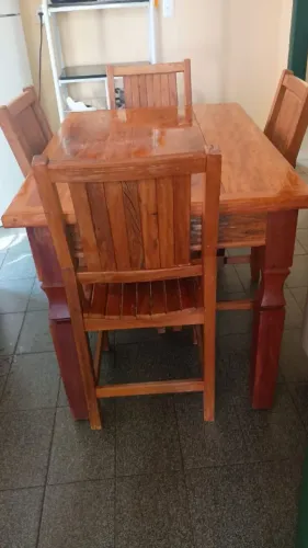 Mesa com quatro cadeiras