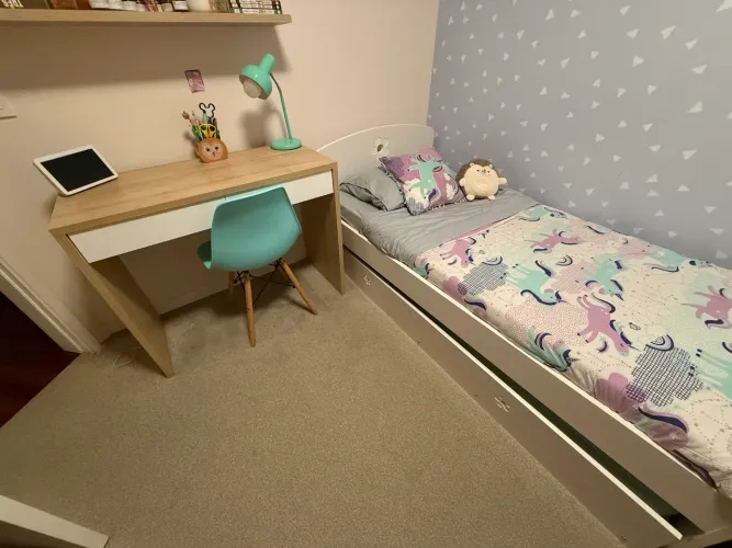 Bicama, escrivaninha, gaveteiro e guarda-roupas infantil. Preço por móvel .