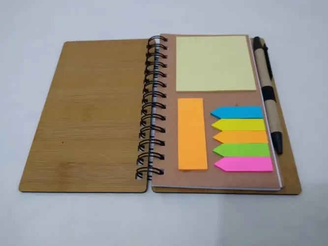 Bloco de anotações + post-its