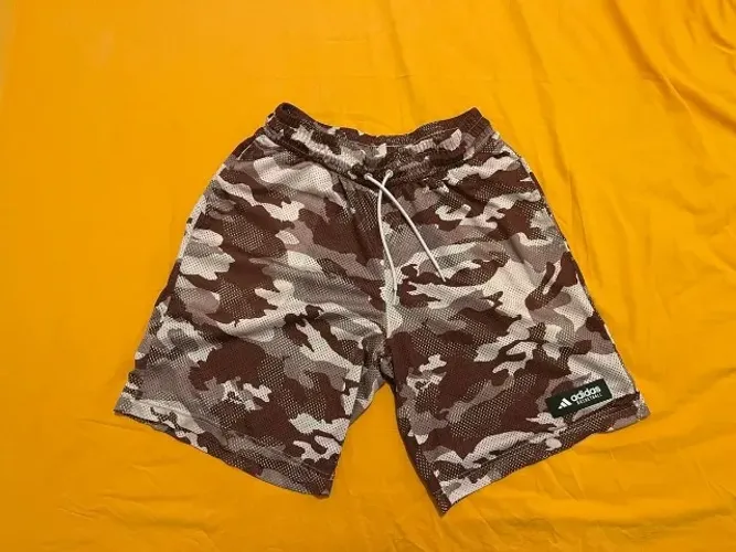 short adidas camuflado marrom