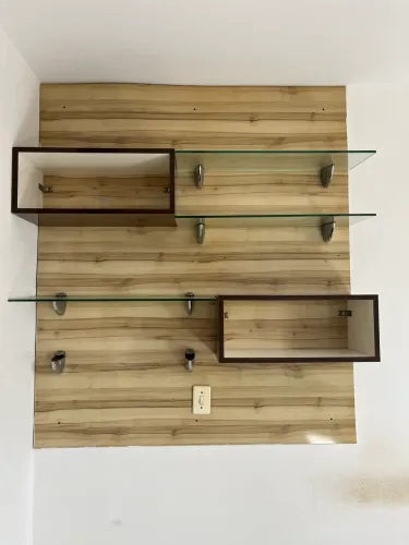 Painel com prateleiras.