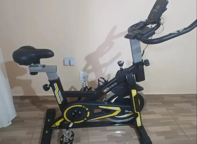 ?Bicicleta Ergométrica Spinning WCT Fitness - Roda de Inércia 13kg Professional