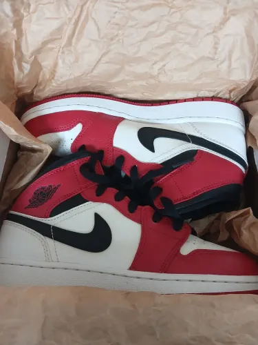 Vendo tênis Original da Nike Air Jordan 1 Mid Chicago White Hell-- Edição Limitada.