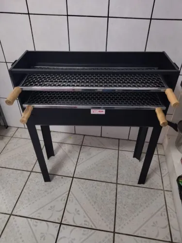 Churrasqueira para espetinho, com duas grelhas de inox e pés removíveis, promoção.