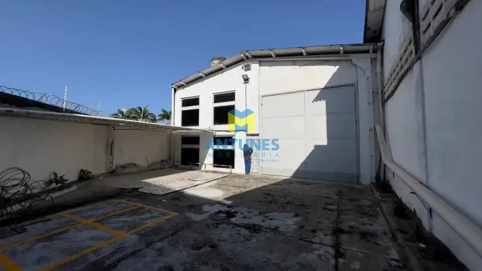 Alugue galpão em Afogados com 1.237m², próximo ao Centro do Recife e Metrô