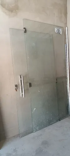 vendo eselente porta de vidro com dois etrita de altura e dóis e quarenta de largura