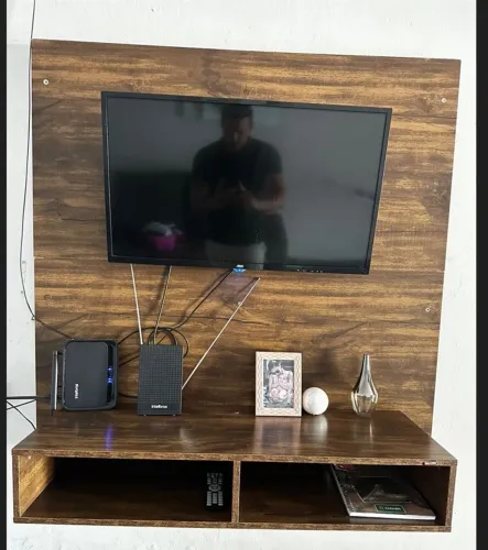 Painel de TV em MDF com Nicho e Prateleira - Excelente Estado
