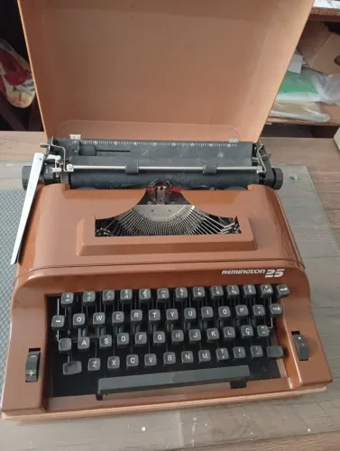Máquina de Escrever Remington 25