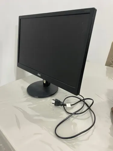 Monitor AOC 18,5? HDMI/VGA ? fabricado em 2024, estado de novo, acompanha cabos.