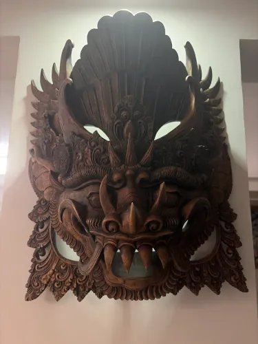 Máscara Barong Balinesa em Madeira Entalhada 55x45cm