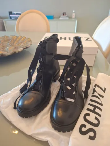 Bota Schutz tam 38, usada uma vez. Perfeita.