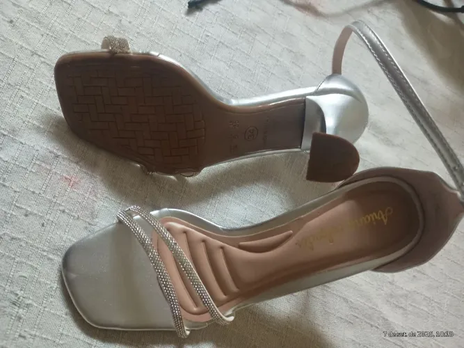 Sandália de salto com strass