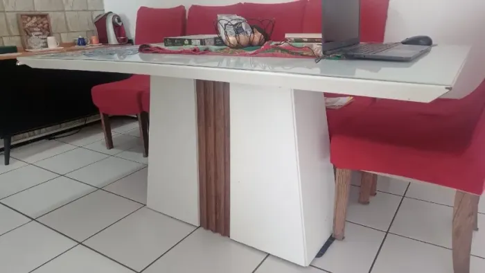 MESA COM SEIS CADEIRAS E TAMPO DE VIDRO