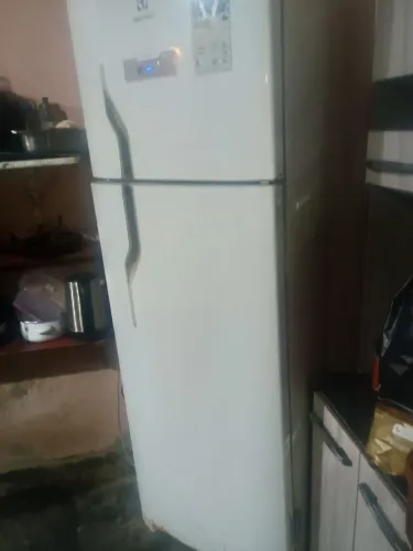 Vendo geladeira com defeito na porta mais gelando perfeitamente toda ela !!!
