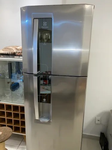 Geladeira Electrolux 400L com dispenser de água e acessórios originais