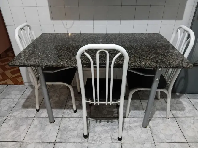 Mesa de mármore com 3 cadeiras
