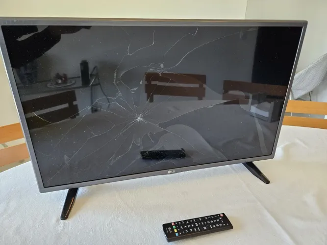 Televisão com tela danificada