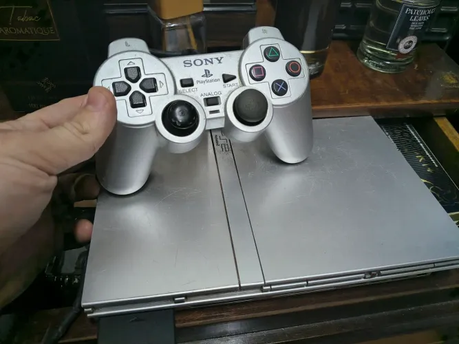PS2 prateado, controle original
