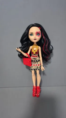 Esta é a boneca Lizzie Hearts da linha "Festa do Livro"