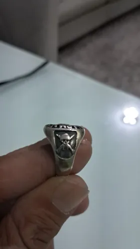 Anel de Força Tatica de prata envelhecida.