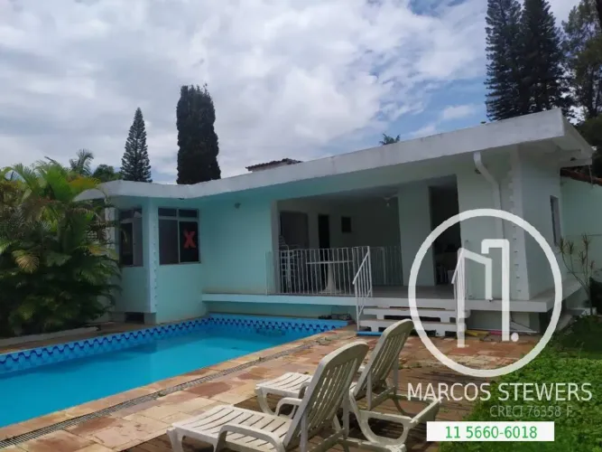 Casa térrea com Piscina e 3 dormitórios no Bolsão de Interlagos