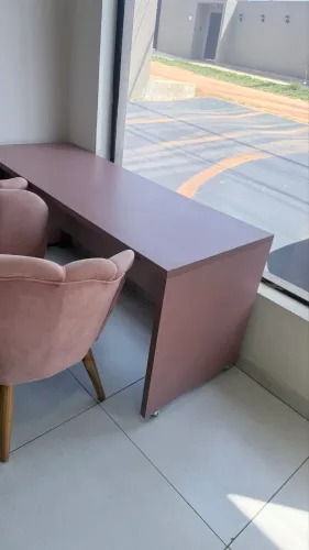 Mesa de atendimento e aparador para recepção