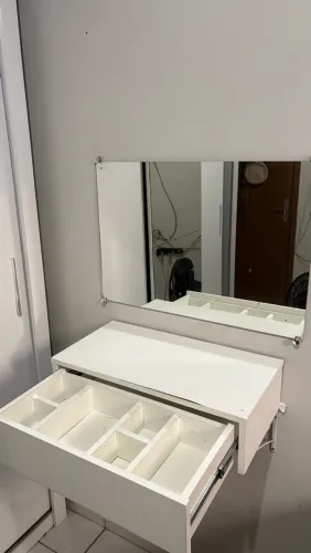 Vendo mini penteadeira com espelho!