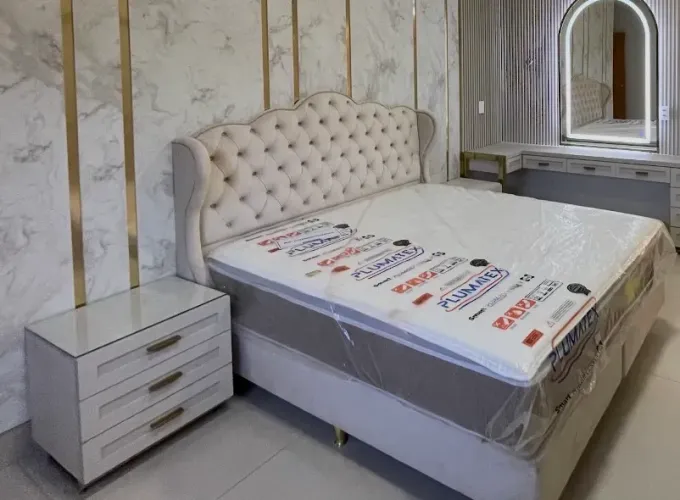 Cama com colchão e cabeceira novos 