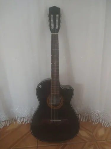 Violão vendo e faço troca por um teclado musical 