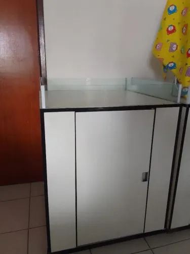 Tabuleiro tipo armário para loja
