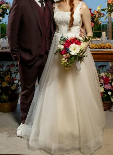 Vestido de Noiva Romântico com Cauda Longa + Véu