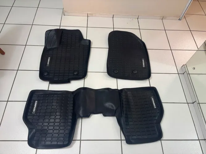 Jogo de tapetes bandeja original do Jeep Compass. Novos.<br>Valor: R$ 450,00