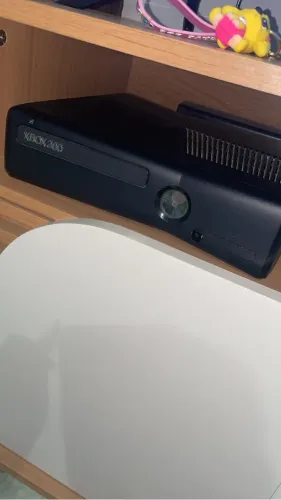 Vendo Xbox 360 com 2 controles no valor 500$ sou de Paraíso Tô *