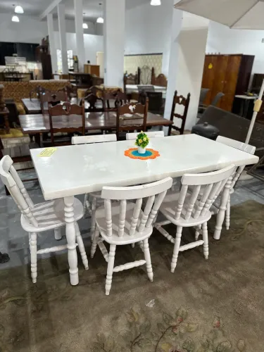 Mesa branca com 6 cadeiras