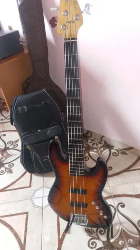 Contrabaixo Fender Squier Deluxe V Jazz Bass, Ativo