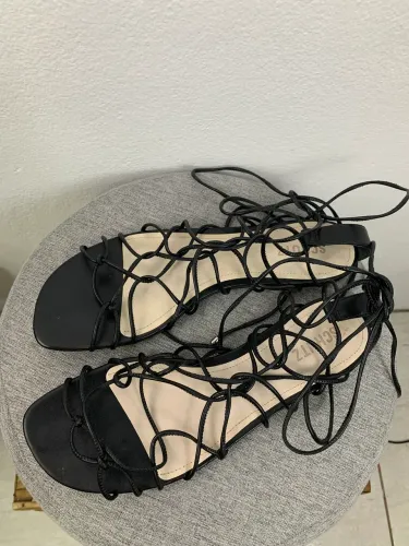 Rasteirinha preta em tira Schütz 
