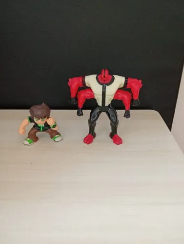 Ben 10 e quatro braços de imã