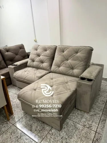 Sofá Retrátil Reclinável Cuiabá com Porta Copos D33 Molas Ensacadas