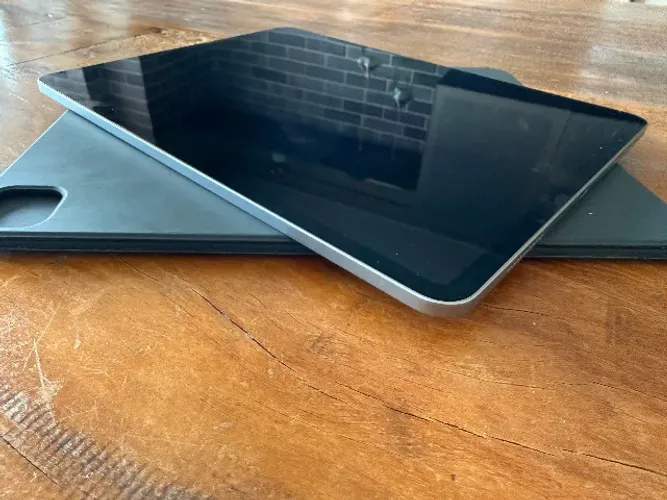 Apple iPad Air M2 13 Polegadas + Magic Keyboard - 128GB Wi-Fi 