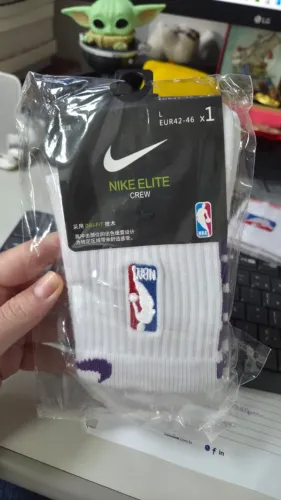 Meia Nike Elite NBA Dri-FIT Cano Alto Branca com Detalhes Roxo Tam 38 a 46