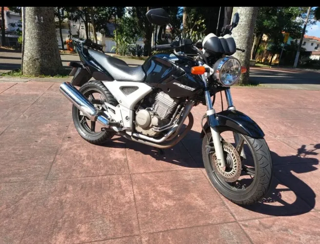 Vendo Honda CBX Twister 250 com 31710 km, os selos de fábrica, 2° dono, moto de garagem.