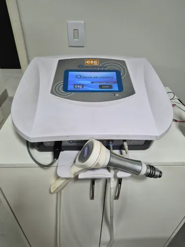 APARELHO DE TERAPIA POR ONDAS DE CHOQUE EXTRACORPOREAS
