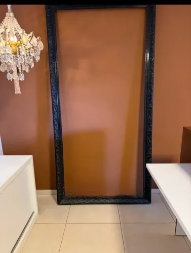 Moldura preta em Laca. 1.20 x 2.42