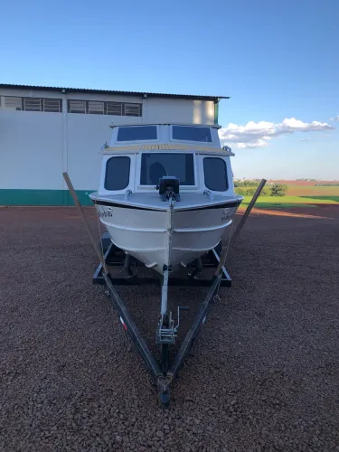 Vendo lancha Otto 750 CE com 145 horas de uso. Motivo: sem tempo para navegar.