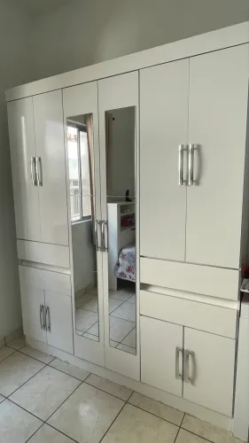 Guarda roupa solteiro com espelho